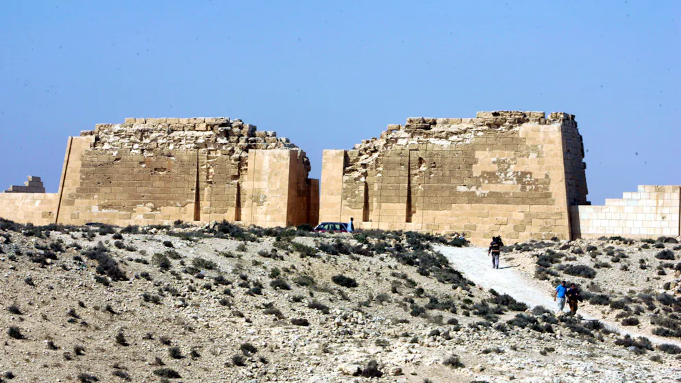 Der Weg in Kleopatras Grab?. ... das Grab Kleopatras und ihres Gatten Marcus Antonius, mit dem sie zwölf Jahre liiert war und drei Kinder hatte, im Tempel Taposiris Magna bei Alexandria. Etablierte Forscher belächeln ihre These.