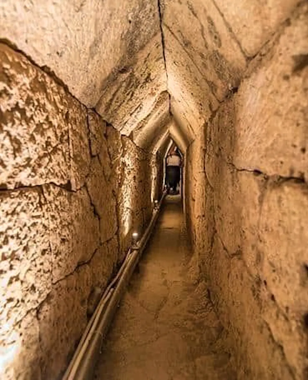 Der Weg in Kleopatras Grab?. ... liegt 13 Meter unter der Erde. Die Gänge sind zwei Meter hoch und 1,3 Kilometer lang.