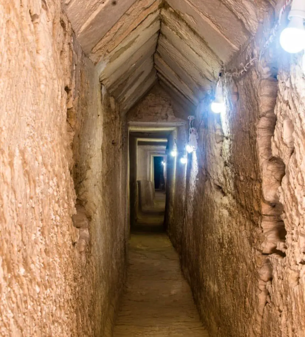 Der Weg in Kleopatras Grab?. Kleopatra lebte von 60 bis 30 vor Christus. Mit 18 wurde sie Königin und war mit Julius Cäsar zusammen. Nach dessen Ermordung wurde sie die Frau von Marcus Antonius.
