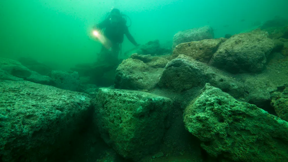 Antirhodos war eine Insel im Hafenbecken von Alexandria, die untergegangen ist. Im Mai 2010 untersuchen Taucher die Überreste eines Isis-Tempels und eines Palastes von Kleopatra.