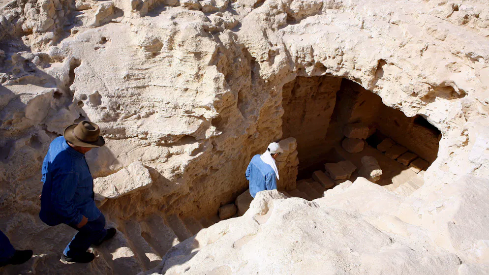 Der Weg in Kleopatras Grab?. 2002 reist Martinez erstmals nach Ägypten und es gelingt ihr, vor Ort forschen zu dürfen. Bis 2009 entdeckt sie unterirdische Tunnel und Hunderte von Objekten.
