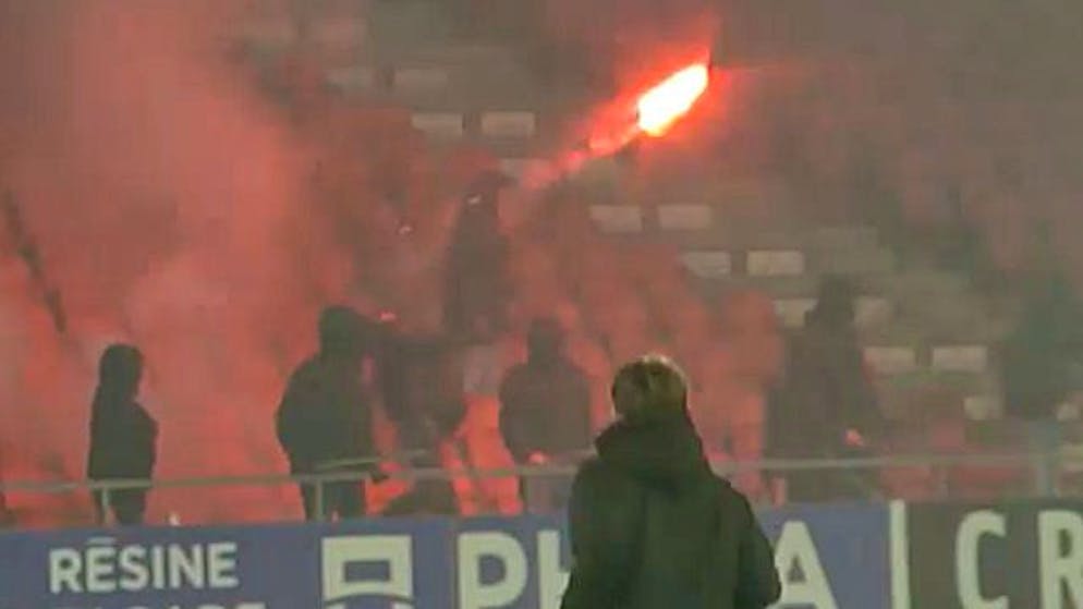 Wüste Szenen. Sion-Chaoten rennen zur Gegentribüne und werfen Pyros in den St.Galler-Fanblock