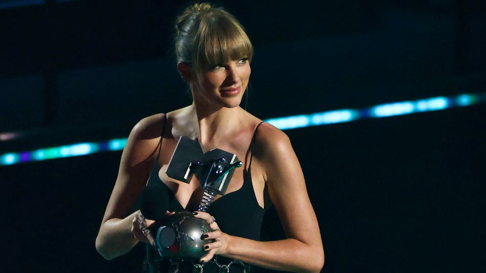 MTV Europe Music Award: Taylor Swift beste Künstlerin - Gallery. Taylor Swift freut sich über die Auszeichnung in der Kategorie «Best Longform Video» bei der Verleihung der MTV Europe Music Awards im PSD Bank Dome.