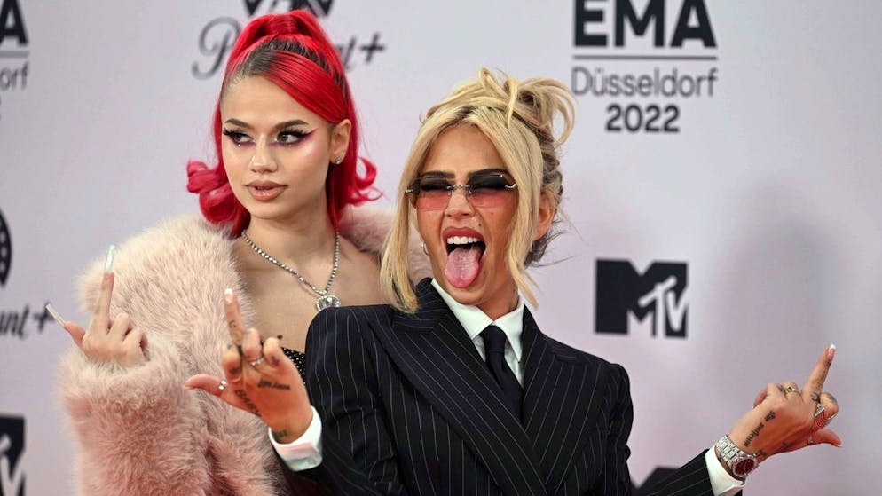 Badmómzjay (l.) und Loredana kommen zur Vergabe der MTV Europe Music Awards im PSD Bank Dome in Düsseldorf. (13. November 2022)