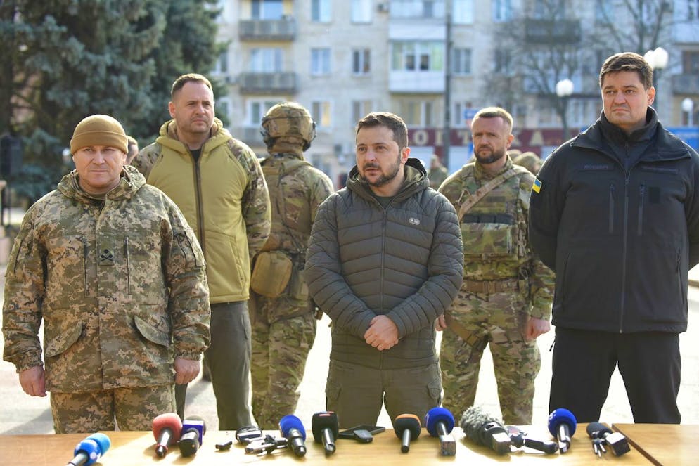 epa10305073 Ukrainian President Volodymyr Zelensky (C) speaks to the press during a visit to the recaptured city of Kherson, Ukraine, 14 November 2022. Ukrainian troops entered Kherson on 11 November after Russian troops had withdrawn from the city. Kherson was captured in the early stage of the conflict, shortly after Russian troops had entered Ukraine in February 2022. EPA/OLEG PETRASYUK