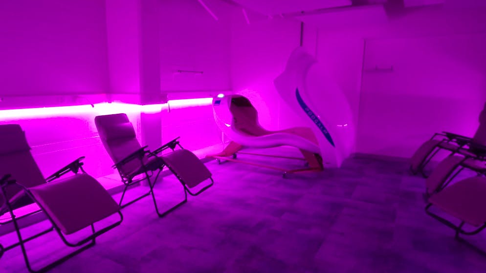 «Un collaborateur qui est bien dans sa tête sera beaucoup plus performant». Le RHNe a investi dans des capsules de repos multisensorielles qui permettent des siestes récupératrices.