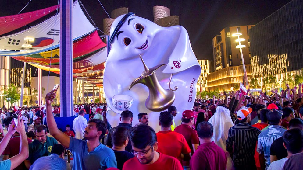 La'eeb, la mascotte du Mondial, est visible partout dans les rues de Doha.