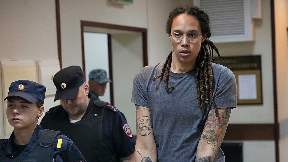 La star del basket femminile statunitense Brittney Griner scambiata con il famigerato trafficante d'armi Viltor Bout.