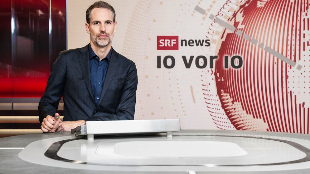 Das Corpus delicti: Das neue «10vor10»-Studio mit News-Journalist Arthur Honegger. Der SRF-Journalist vergleicht das spitze Gehäuse auf dem Tisch mit einem Grill. 