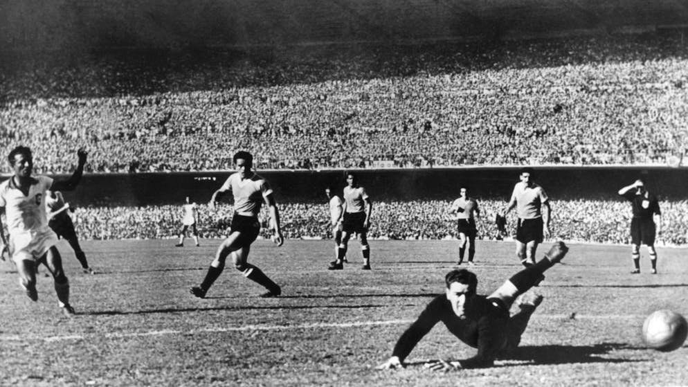 Uno spaccato del Maracanã di Rio, durante la finale del 1950 tra Brasile e Uruguay. La storia racconta che erano quasi in 200mila i tifosi della Seleçao che al termine dell'incontro sprofondarono in quello che è ricordato come il momento più buio della storia del calcio brasiliano, il più doloroso.