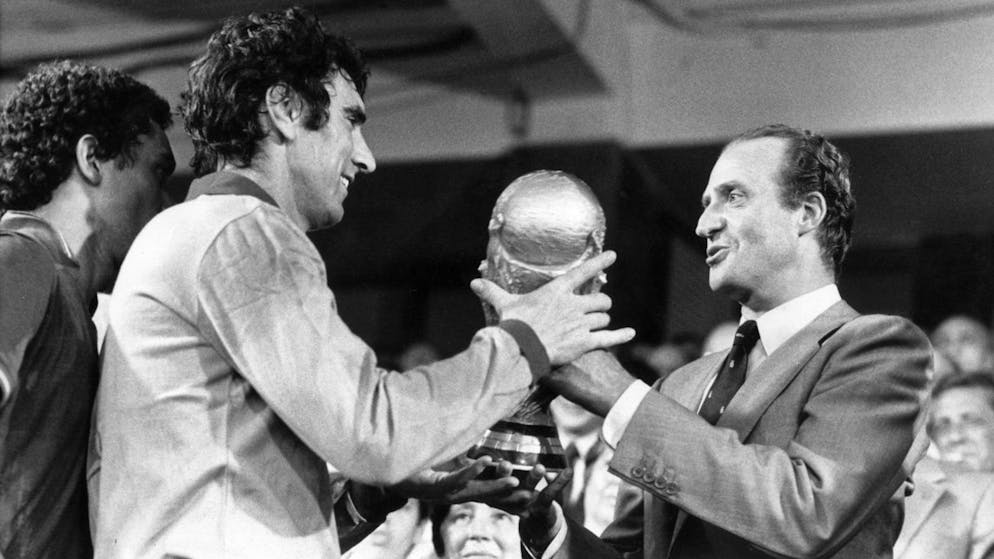Niente da fare per la sua Spagna nei Mondiali giocati in casa nel 1982. Il re Juan Carlos (destra), consegna la Coppa del Mondo al capitano dell'Italia Dino Zoff. 