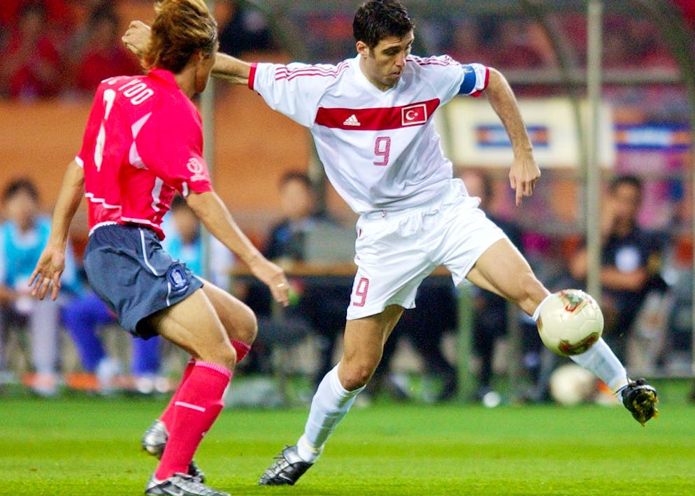 Hakan Sukur (destra) dopo aver colpito la Corea del Sud a soli 11 secondi dal fischio d'inizio. Il calciatore turco giocava in Italia, con la maglia dell'Inter. 
