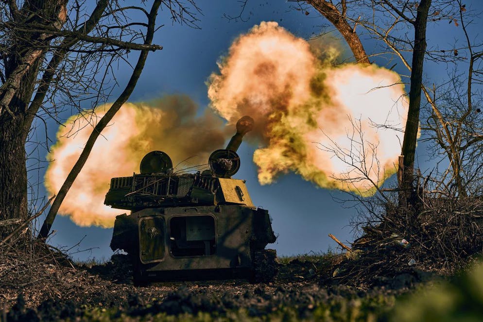 Un veicolo di artiglieria semovente spara vicino a Bachmut il 9 novembre 2022.