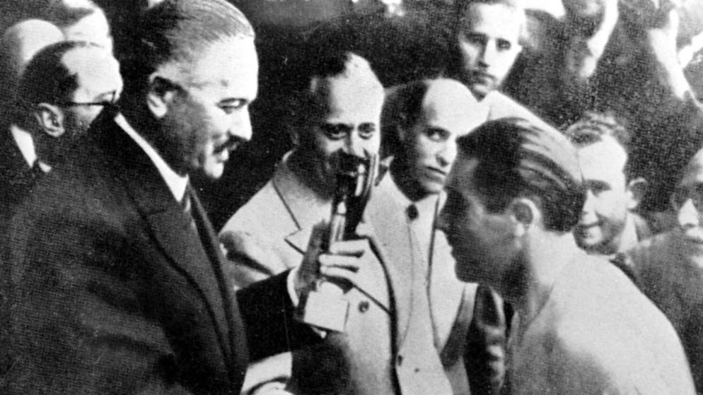 Giuseppe Meazza (destra) riceve la Coppa Rimet, vinta dall'Italia nei Mondiali del 1938.