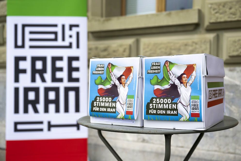 Le scatole contenenti le oltre 25.000 firme in solidarietà al popolo iraniano raccolte dagli attivisti di FREE IRAN Switzerland per il Consiglio federale il 15 novembre 2022, davanti alla Cancelleria federale a Berna.