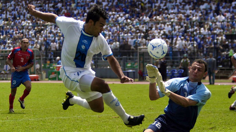 Carlos Ruiz segna una dei suoi 39 gol per il Guatemala alla ricerca della qualificazione per la fase finale dei Mondiali ... che mai arriverà.