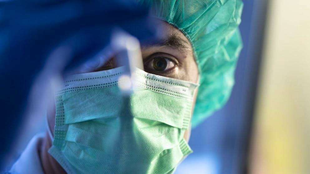 Un operatore di laboratorio che esamina campioni del virus.