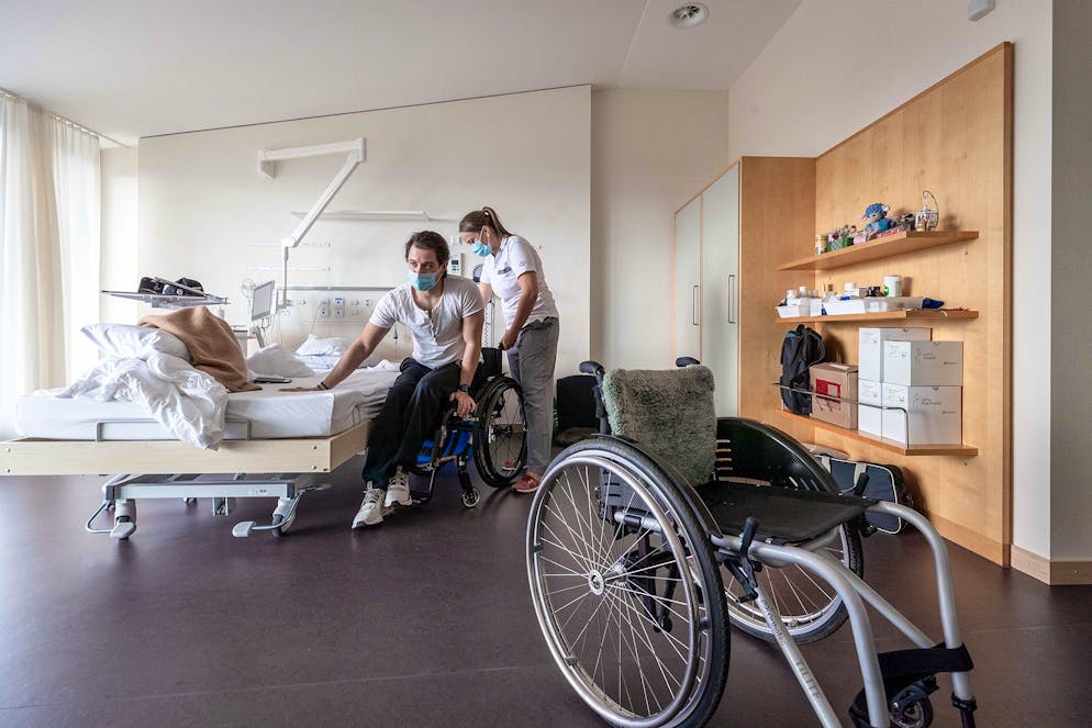 Die Pflege von Menschen mit eingeschränkter Mobilität ist körperlich anstrengend. Dafür werden Mitarbeitende in Kinästhetik geschult.