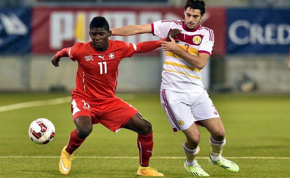 Breel Embolo (sinistra) con la maglia dalla Nazionale svizzera U-21 nel 2014