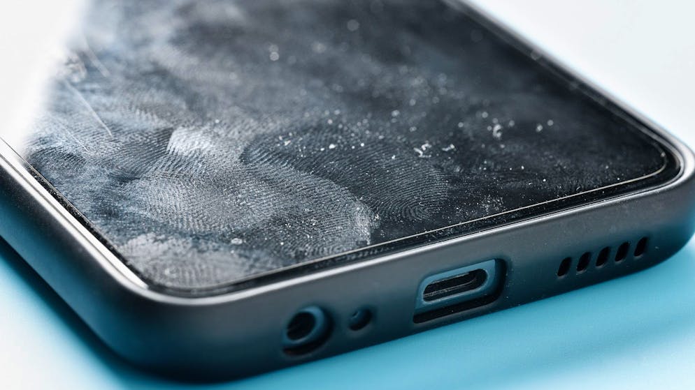 In der Nahansicht sind die meisten Smartphones wenig appetitlich.