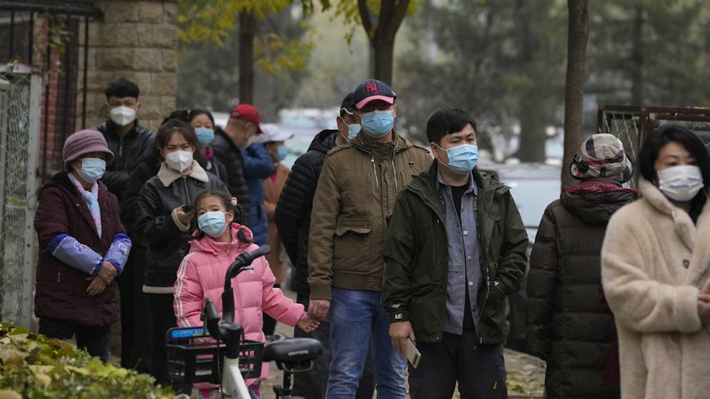 Menschen in Peking stehen am 24. November 2022 für einen Corona-Test an: China meldete zuletzt einen Rekord bei den Neuinfektionen.
