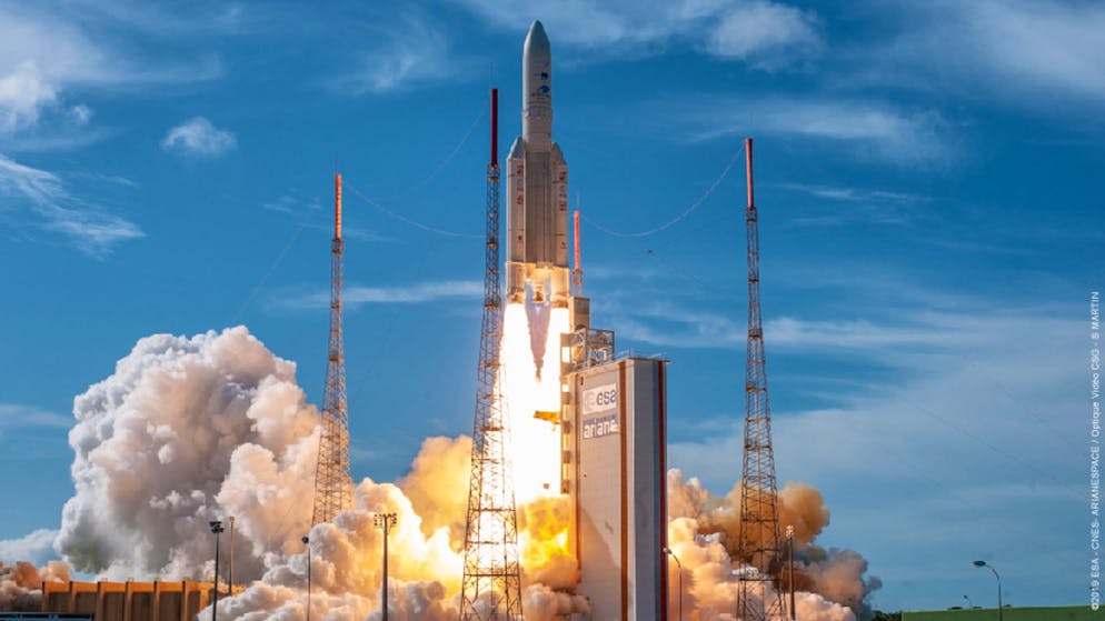 Eine Rakete des Typs Ariane 5 startet im französischen Kourou.