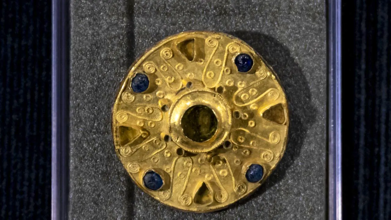 Archäologie. Spektakulärer mittelalterlicher Grab-Goldfund in Basel
