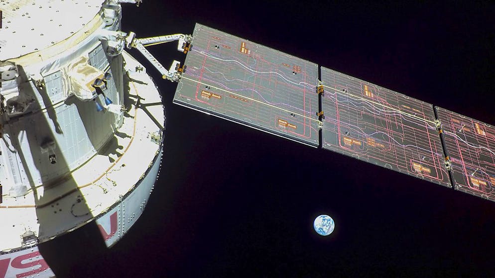 Rund zehn Tage nach dem Start ist die "Orion"-Kapsel der Nasa-Mondmission Artemis 1 in die Umlaufbahn des Mondes eingeschwenkt. Im Bild die "Orion"-Kapsel und die Erde. (Archivbild)