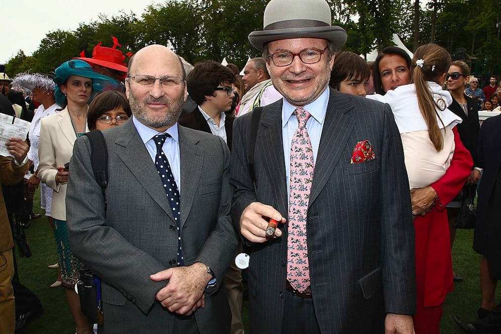 Alain Wertheimer (R) et son frère Gérard Wertheimer assistent au Prix de Diane Longines à l'Hippodrome de Chantilly le 12 juin 2011 à Chantilly, France. (Photo par Julien Hekimian/WireImage)