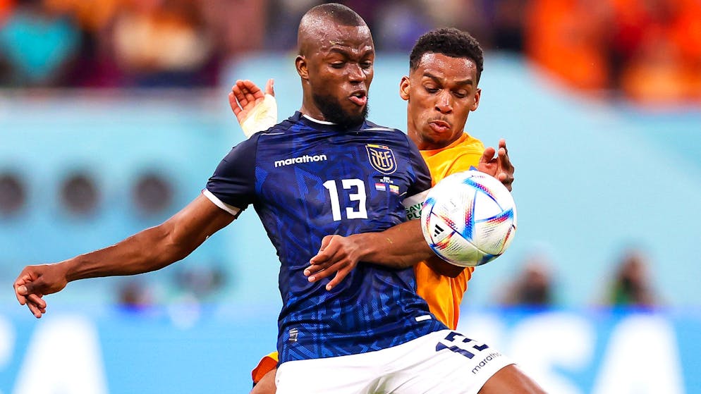 Enner Valencia trifft zum dritten Mal an dieser WM, muss aber kurz vor Ende verletzt vom Platz.