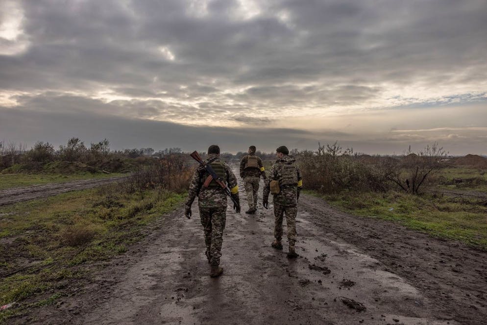 Alcuni soldati ucraini a Chornobaivka, fuori da Kherson, il 24 novembre.
