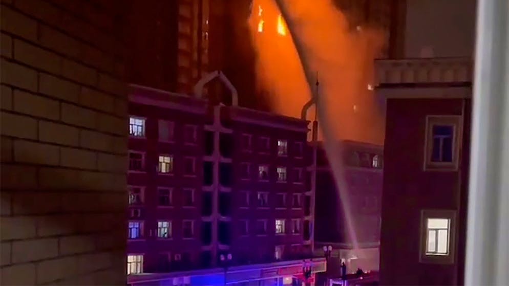 Bei einem Wohnungsbrand in der nordwestchinesischen Stadt Ürümqi sind mindestens zehn Menschen getötet und weitere neun verletzt worden.