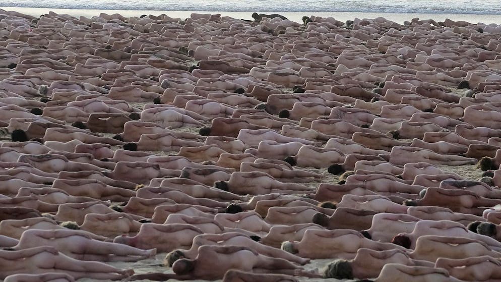 Tausende Menschen haben sich am Samstag am bekannten Bondi Beach im australischen Sydney für eine Kunstinstallation ausgezogen. Der Surf-Strand wurde für einen Tag zur FKK-Zone, als sich etwa 2500 Freiwillige splitternackt auszogen.
