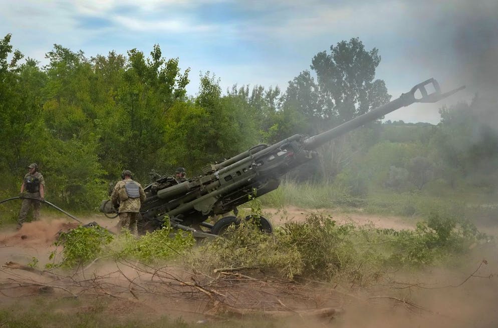 Des soldats ukrainiens tirent sur des positions russes à partir d'un obusier M777 fourni par les États-Unis dans la région orientale de Donetsk, en Ukraine, le 18 juin 2022. (archives)