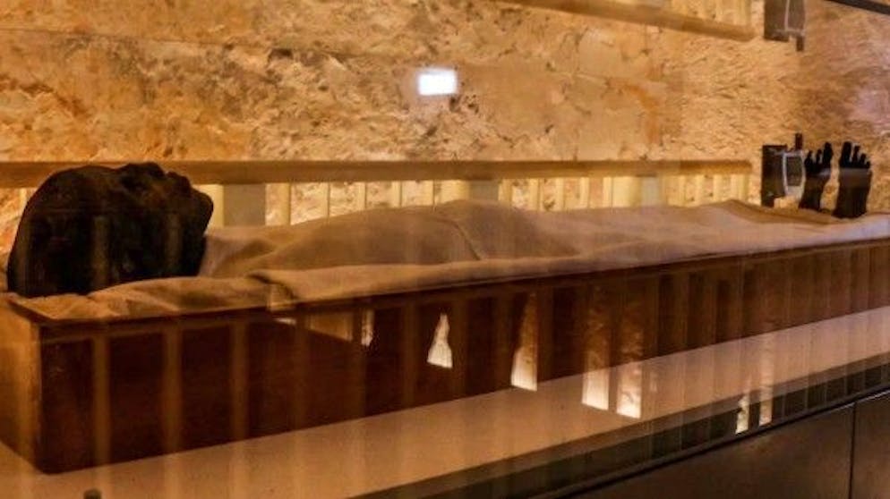 La mummia dell'antico re egiziano Tutankhamon nella Valle dei Re