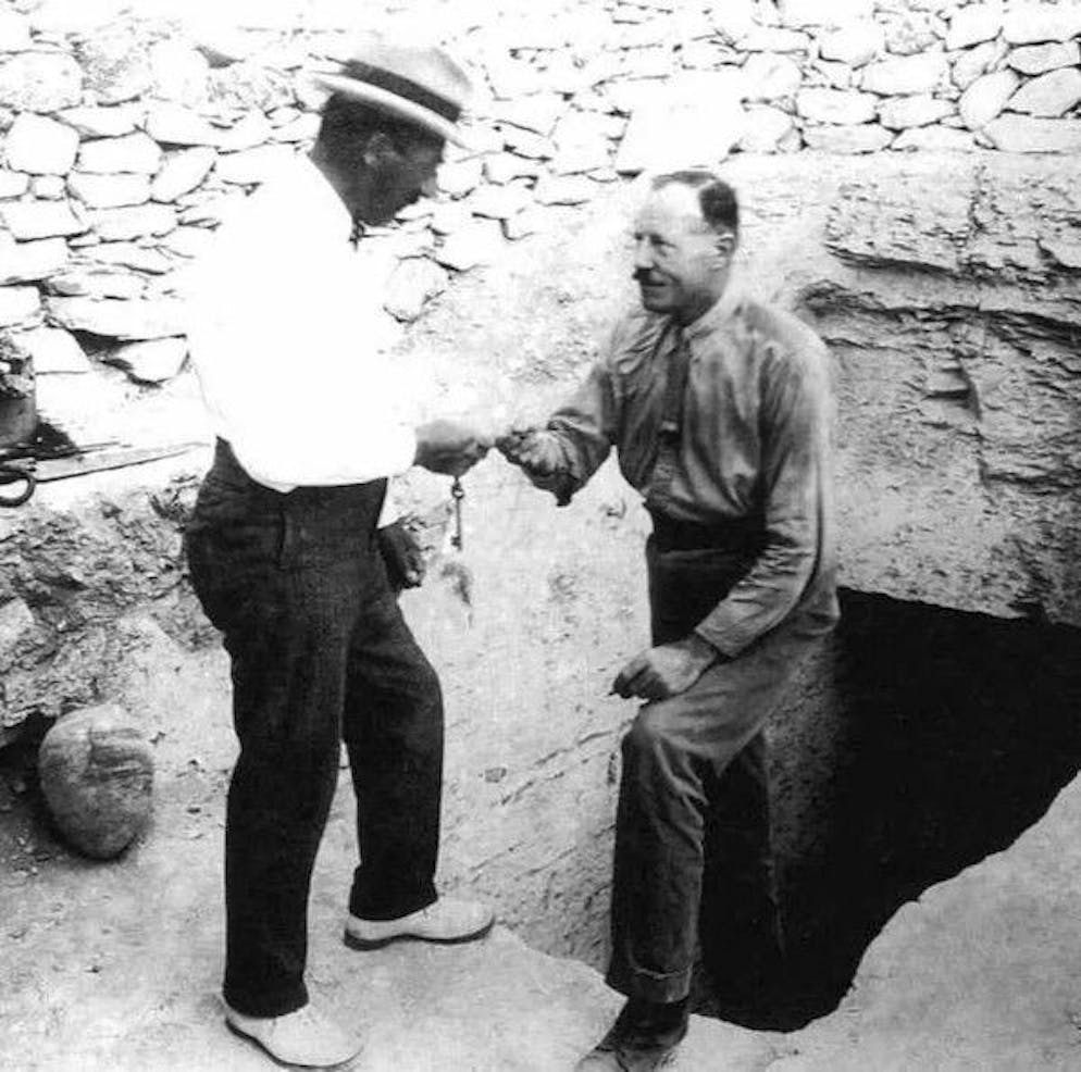Nel novembre 1922, l'archeologo Howard Carter (a sinistra) contatta il finanziatore del suo scavo sulla tomba di Tutankhamon: Lord Carnavon muore al Cairo il 5 aprile 1923. Ciò è dovuto alla maledizione del Faraone?