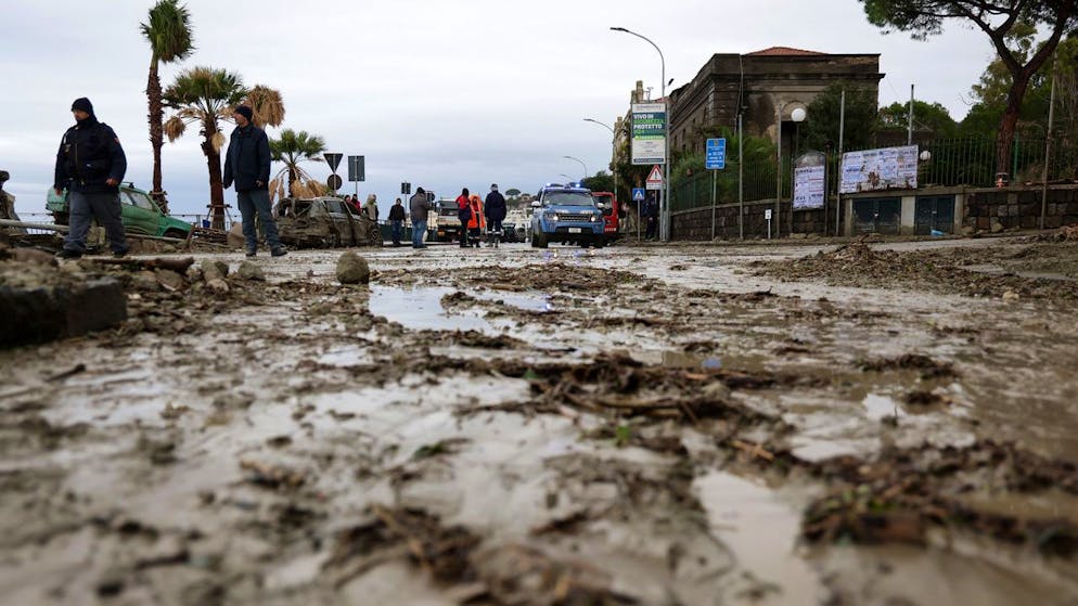 Rettungskräfte entfernen Schlamm von einer Strasse in Casamicciola, nachdem starke Regenfälle Erdrutsche ausgelöst hatten.
