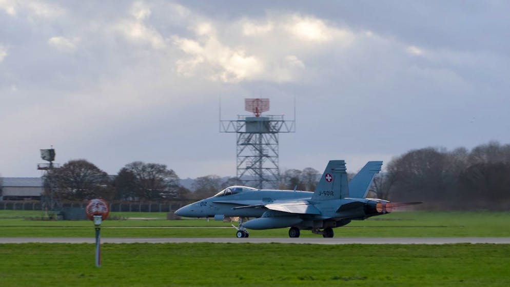 Un F/A-18 sulla pista di decollo della Royal Air Force a Leeming, in Gran Bretagna.