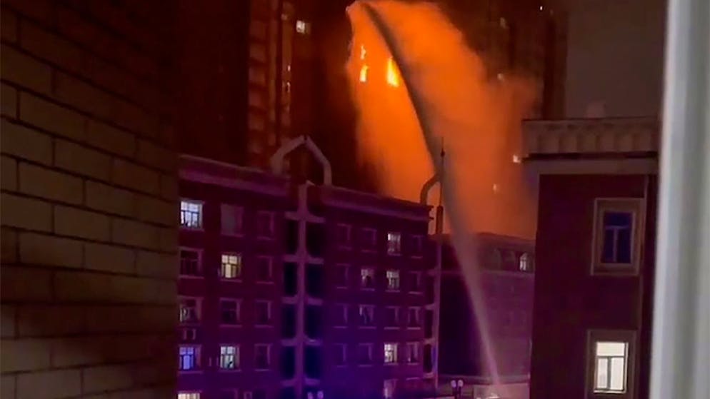 HANDOUT - In diesem Bild aus einem Video sind Feuerwehrleute bei einem Brand in einem Wohnhaus im Einsatz. Foto: Uncredited/UGC/AP/dpa