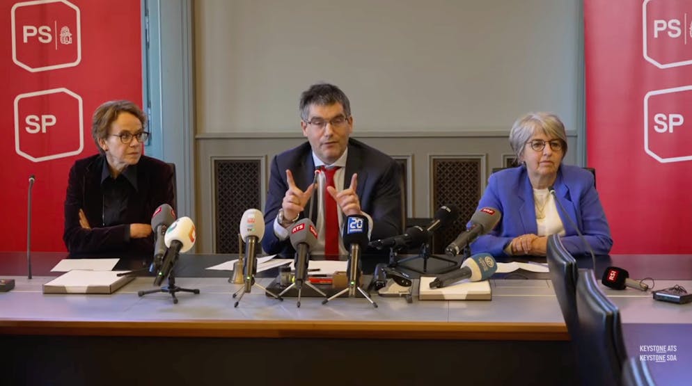SP-Fraktionschef Roger Nordmann stellt sich gemeinsam mit den beiden Bundesratskandidatinnen Eva Herzog (links) und Elisabeth Baume-Schneider den Fragen.