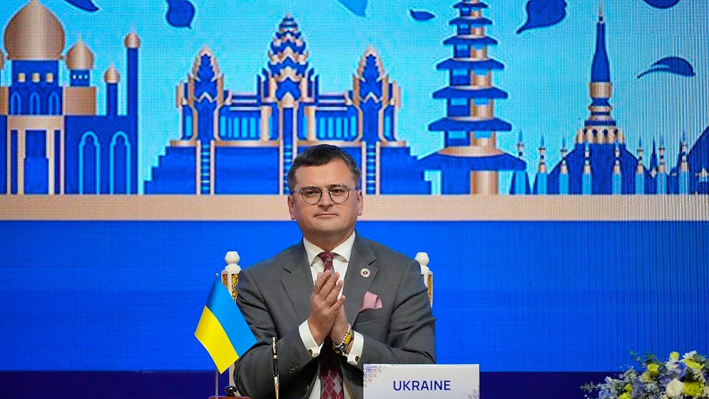 Der ukrainische Außenminister Dmytro Kuleba applaudiert. Foto: Vincent Thian/AP/dpa