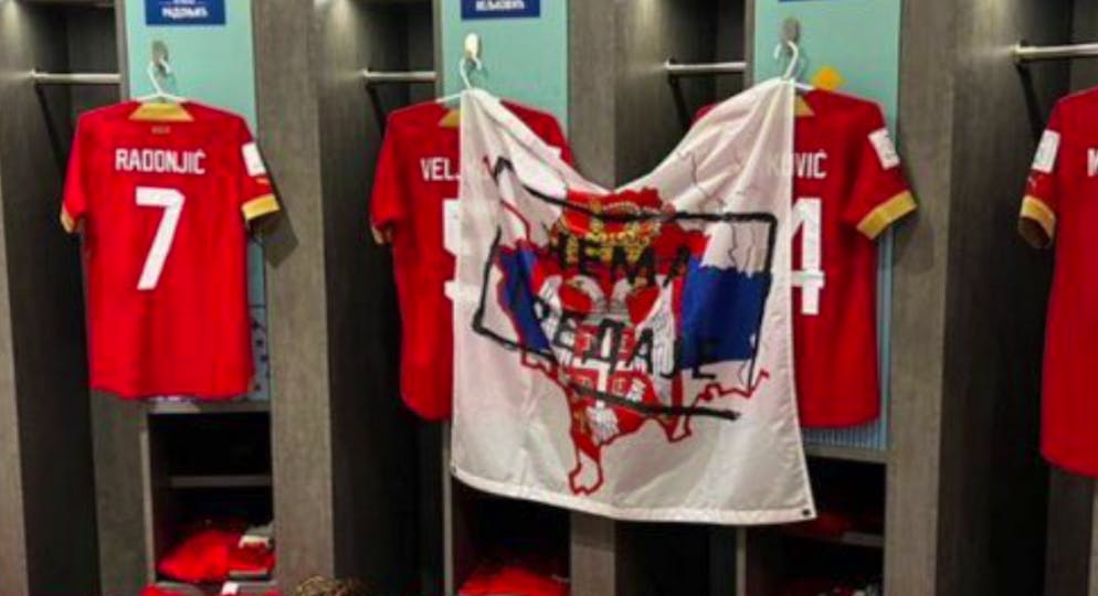 Die Flagge in Serbiens Garderobe.