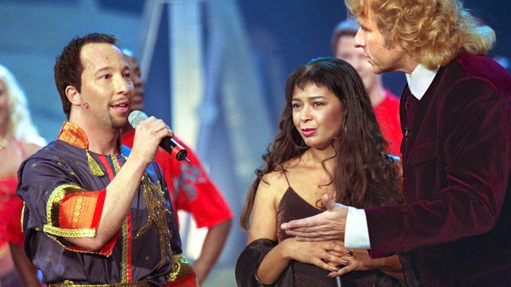 Thomas Gottschalk bedankt sich nach dem Auftritt am 20.1.2001 bei DJ Bobo (l) und Irene Cara. Die beiden Musiker stellten ihre neue Single "What A Feeling" vor. (Archiv)