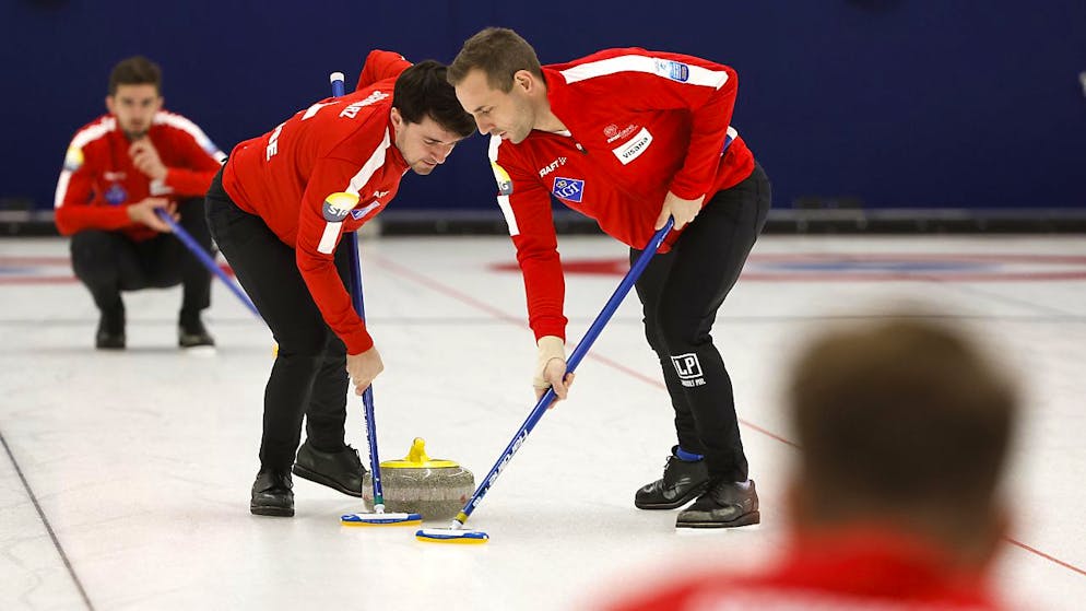 Swiss curler loses balanced EM final - gallery.  Team work at the curlers of the CC Geneva