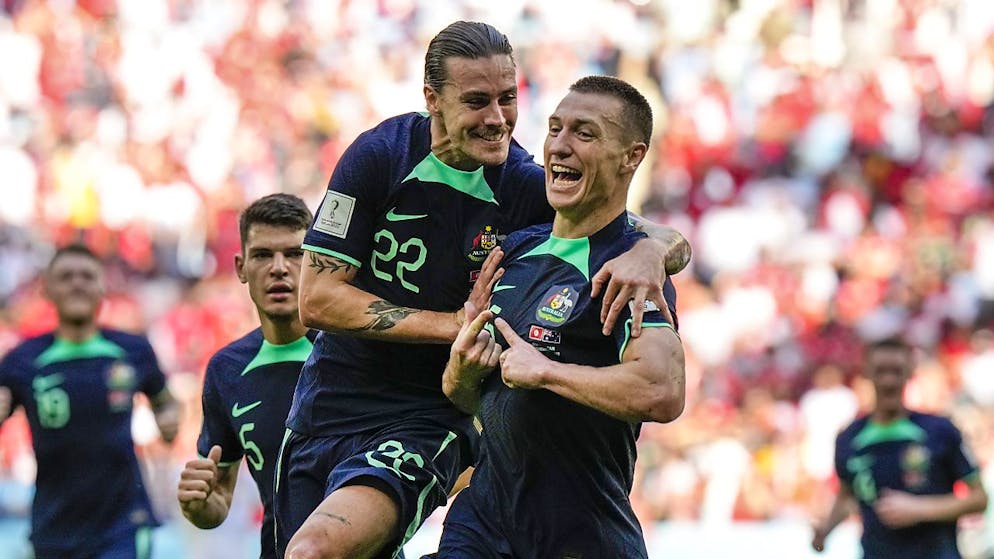 Mitchell Duke (rechts) feiert seinen Treffer mit Jackson Irvine