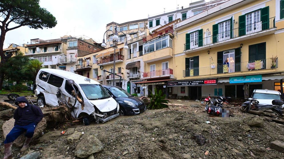 Die Behörden schickten von Neapel aus Spezialisten, Fahrzeuge und weitere Verstärkung nach Ischia. Das Militär entsandte Hubschrauber zur Unterstützung.