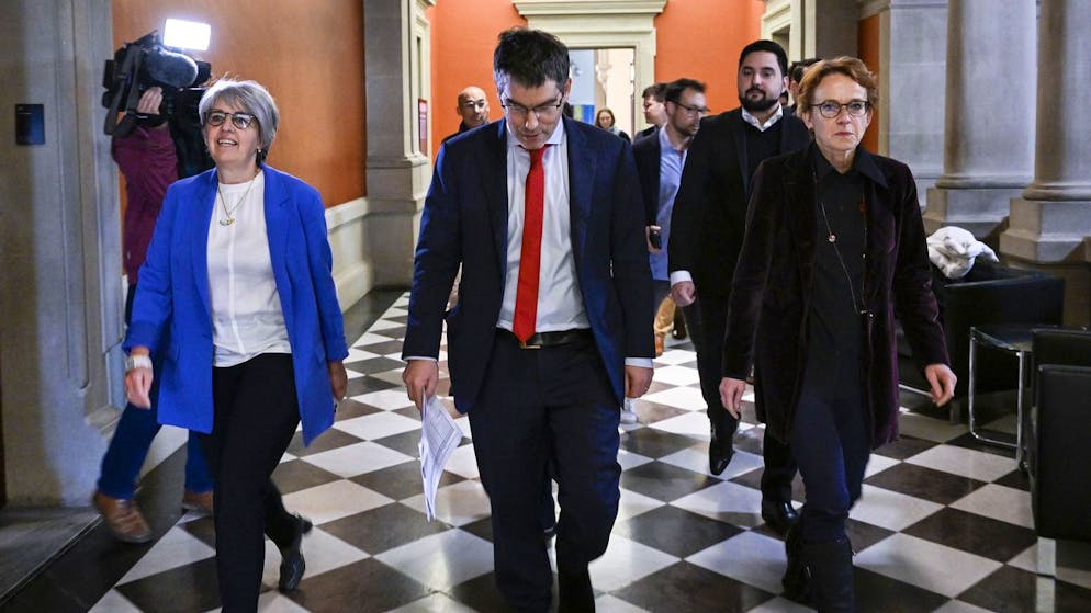 Die beiden Bundesratskandidatinnen Elisabeth Baume-Schneider (links) und Eva Herzog (rechts) nach der Bekanntgabe ihrer Kandidatur.