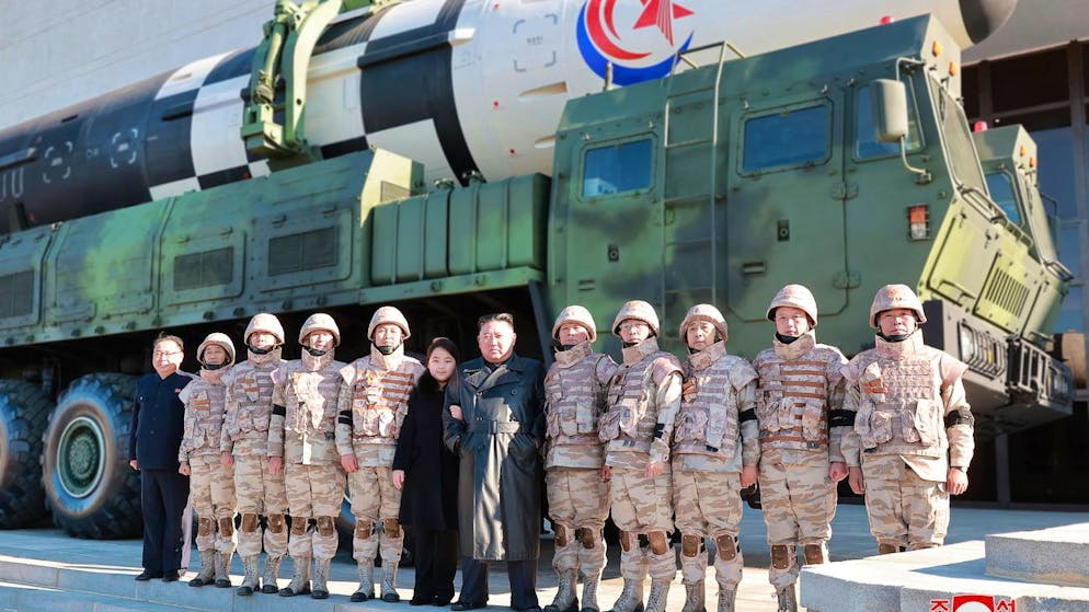 Fototermin mit Tochter und Rakete: Der nordkoreanische Machthaber Kim Jong Un.