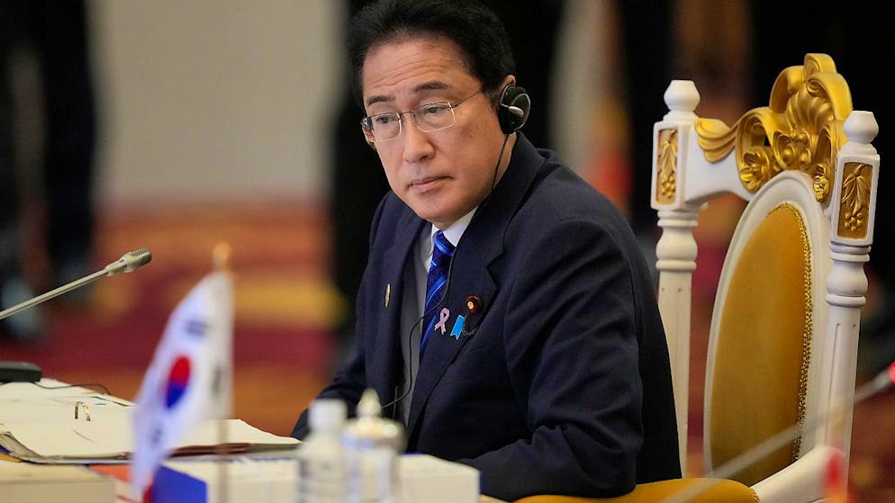 Fumio Kishida, Ministerpräsident von Japan, nimmt am ASEAN-Plus-3-Gipfel (Verband Südostasiatischer Nationen) teil. Foto: Vincent Thian/AP/dpa