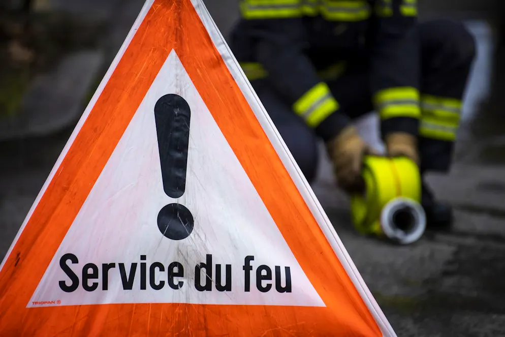 À l’arrivée des pompiers, le logement était entièrement en flammes (photo d'illustration, archives).